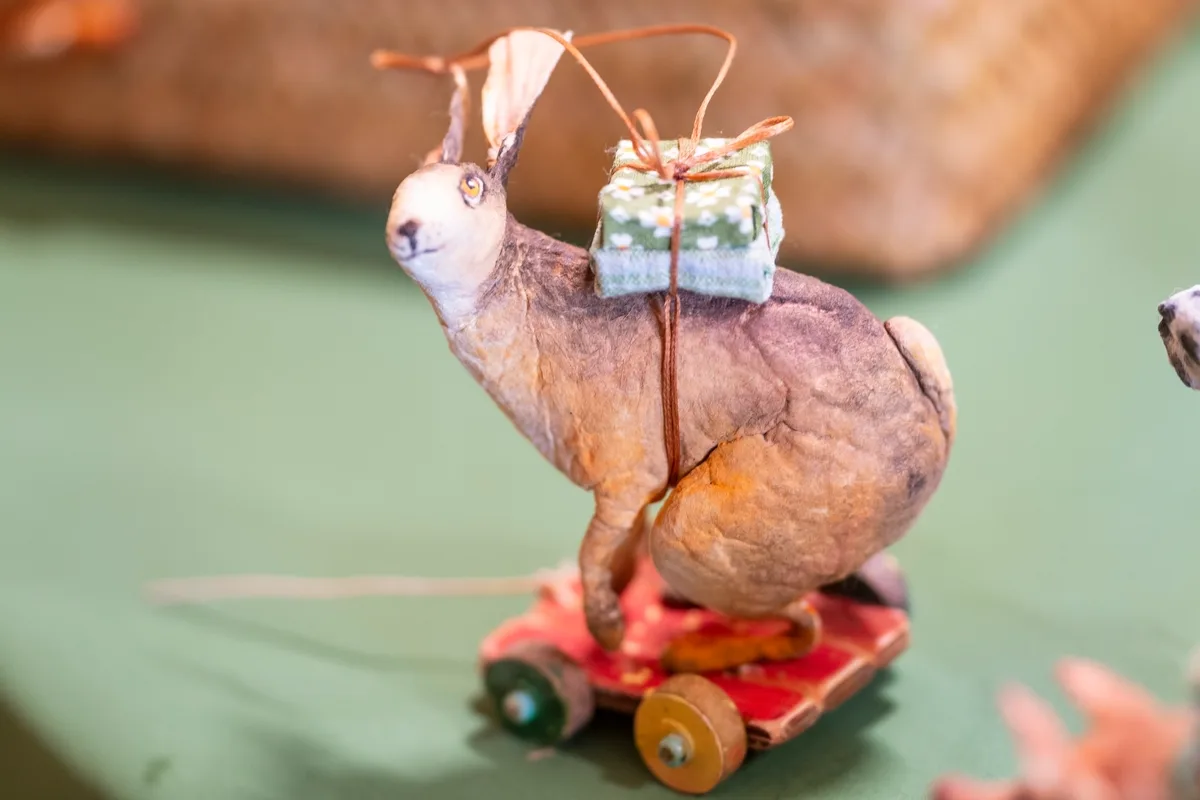 Keck schaut der Osterhase um die Ecke. Swetlana Rohloff verwendet eine Technik aus der Zeit, als es noch keinen Glasschmuck gab. Wolle auf einem Drahtgerüst, mit Kleister und Ölfarbe behandelt. Die 24. Ostereier-Ausstellung im Schloss Greifensee zog viele Besucher an.